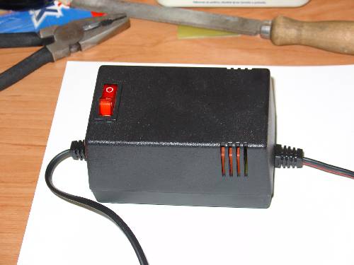 Zdroj k MiniBOX-u je externý.